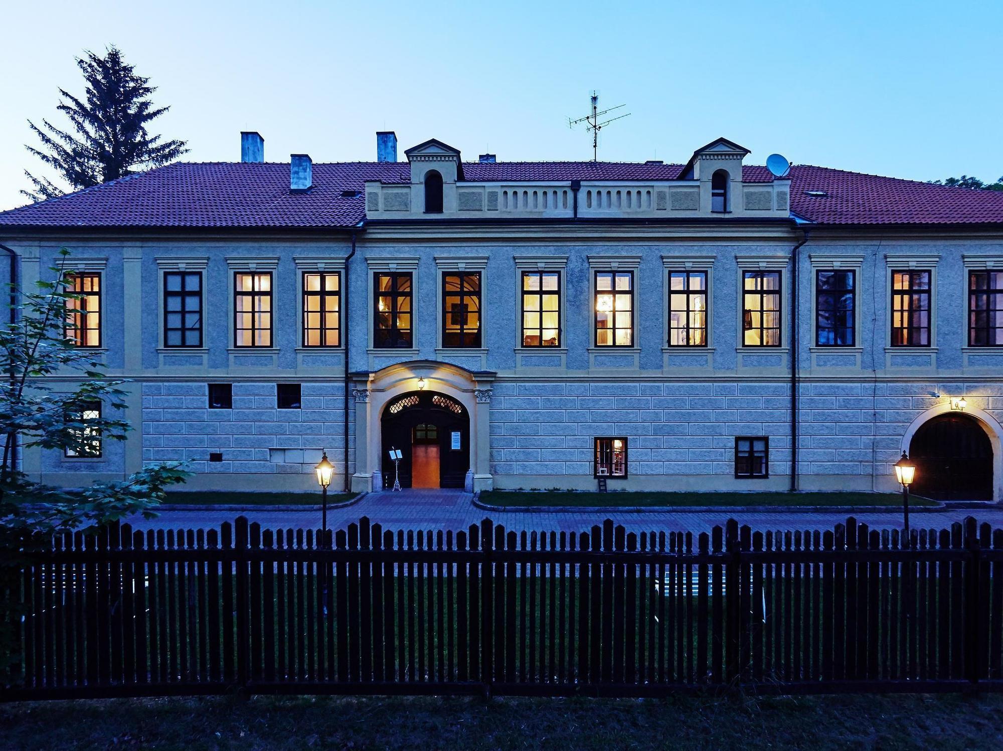 Отель Chateau Hostacov Экстерьер фото